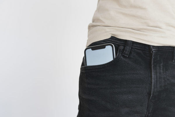 Handy in der Hosentasche − Ist das bedenklich?